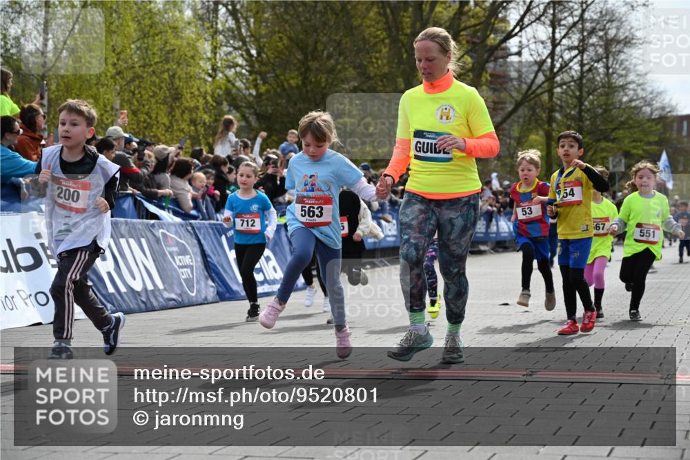 12.04.2026 - 45. Internationalen Wilhelmsburger Insellauf J. Mangold http://msf.ph/oto/9520801 12.04.2026 14:09:53 Ziel 908, 776, 172, 183, 196, 449, 772, 7, 917, 284, 44, 200, 563, 53, 712, 1512, 1525, 551, 764, 567, 720, 719 meine-sportfotos.de