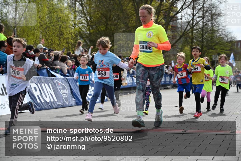 12.04.2026 - 45. Internationalen Wilhelmsburger Insellauf J. Mangold http://msf.ph/oto/9520802 12.04.2026 14:09:53 Ziel 908, 776, 172, 183, 196, 449, 772, 7, 917, 284, 44, 200, 563, 53, 712, 1512, 1525, 551, 764, 567, 720, 719 meine-sportfotos.de