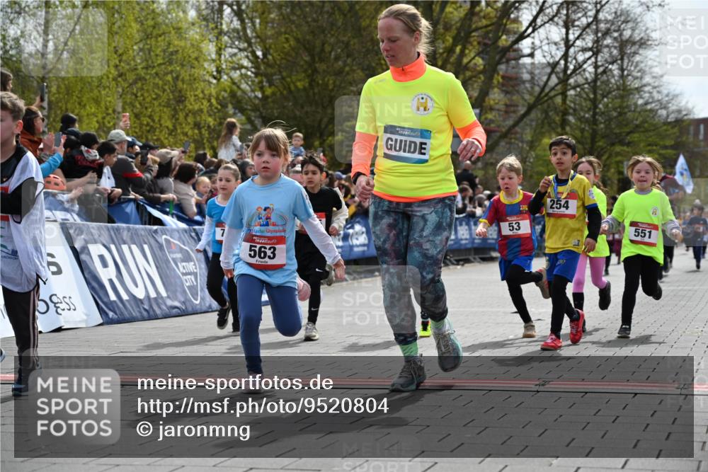 12.04.2026 - 45. Internationalen Wilhelmsburger Insellauf J. Mangold http://msf.ph/oto/9520804 12.04.2026 14:09:53 Ziel 908, 776, 172, 183, 196, 449, 772, 7, 917, 284, 44, 200, 563, 53, 712, 1512, 1525, 551, 764, 567, 720, 719 meine-sportfotos.de