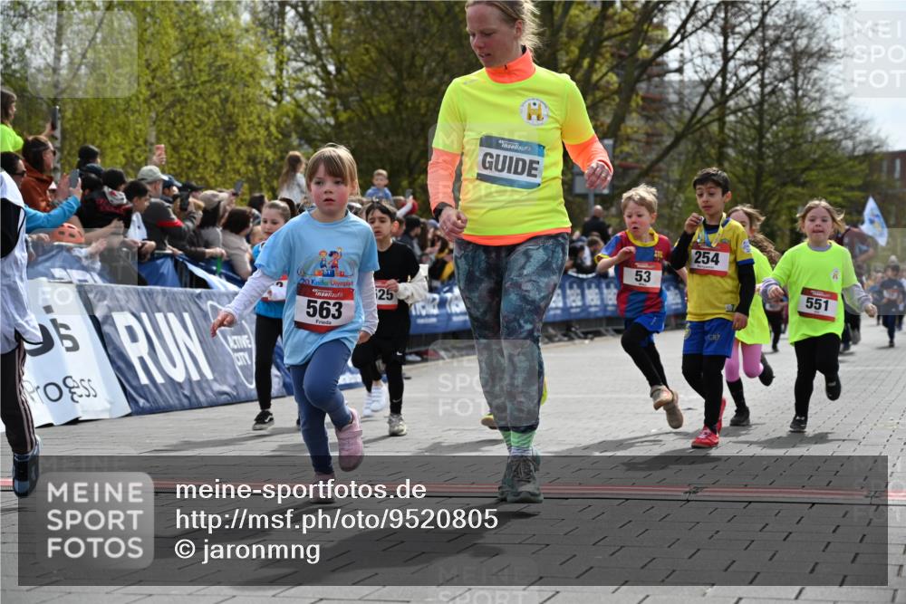 12.04.2026 - 45. Internationalen Wilhelmsburger Insellauf J. Mangold http://msf.ph/oto/9520805 12.04.2026 14:09:53 Ziel 908, 776, 172, 183, 196, 449, 772, 7, 917, 284, 44, 200, 563, 53, 712, 1512, 1525, 551, 764, 567, 720, 719 meine-sportfotos.de
