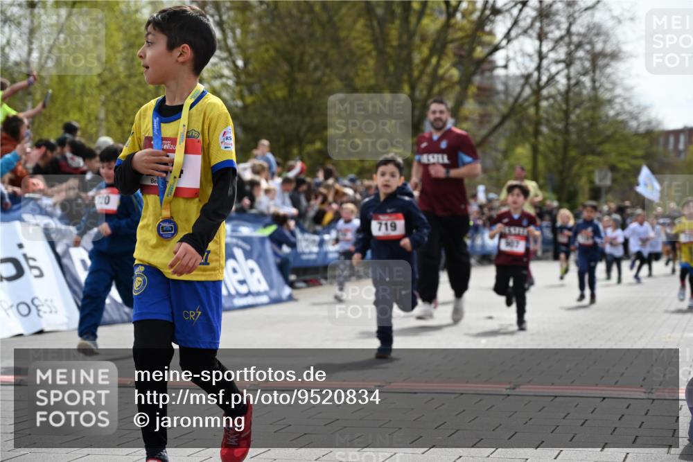 12.04.2026 - 45. Internationalen Wilhelmsburger Insellauf J. Mangold http://msf.ph/oto/9520834 12.04.2026 14:09:57 Ziel 200, 563, 53, 712, 1512, 1525, 551, 764, 567, 720, 719, 907, 158, 268, 543, 721, 1503, 736, 715, 6 meine-sportfotos.de