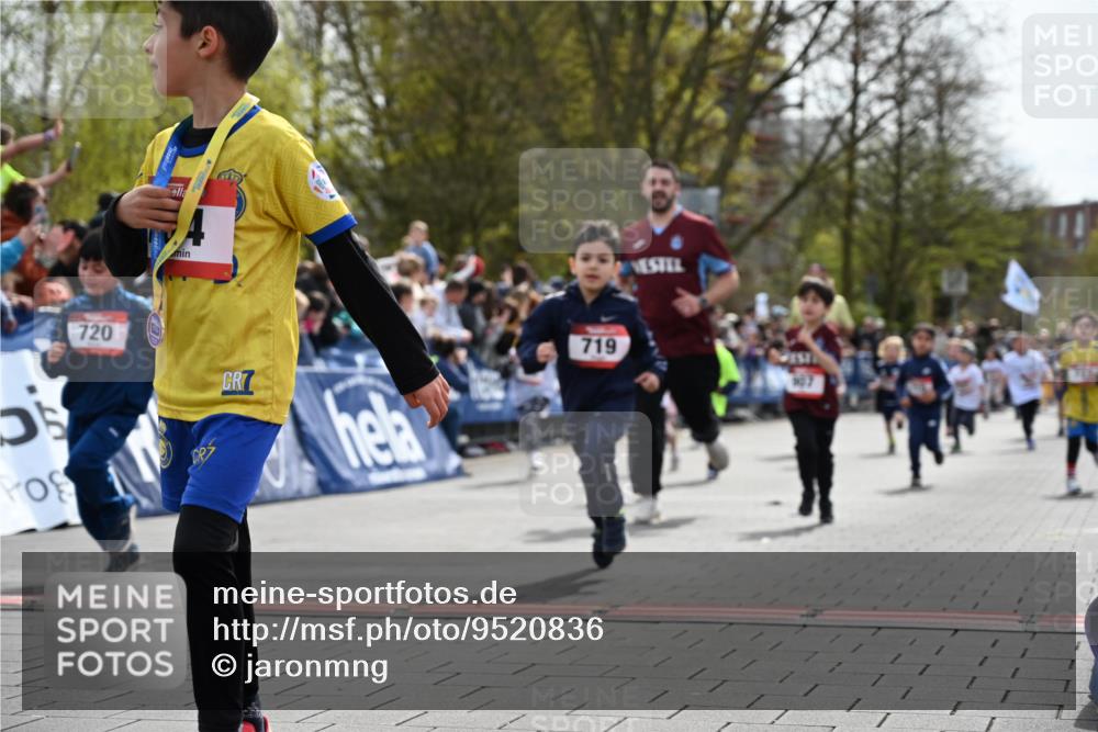 12.04.2026 - 45. Internationalen Wilhelmsburger Insellauf J. Mangold http://msf.ph/oto/9520836 12.04.2026 14:09:57 Ziel 200, 563, 53, 712, 1512, 1525, 551, 764, 567, 720, 719, 907, 158, 268, 543, 721, 1503, 736, 715, 6 meine-sportfotos.de