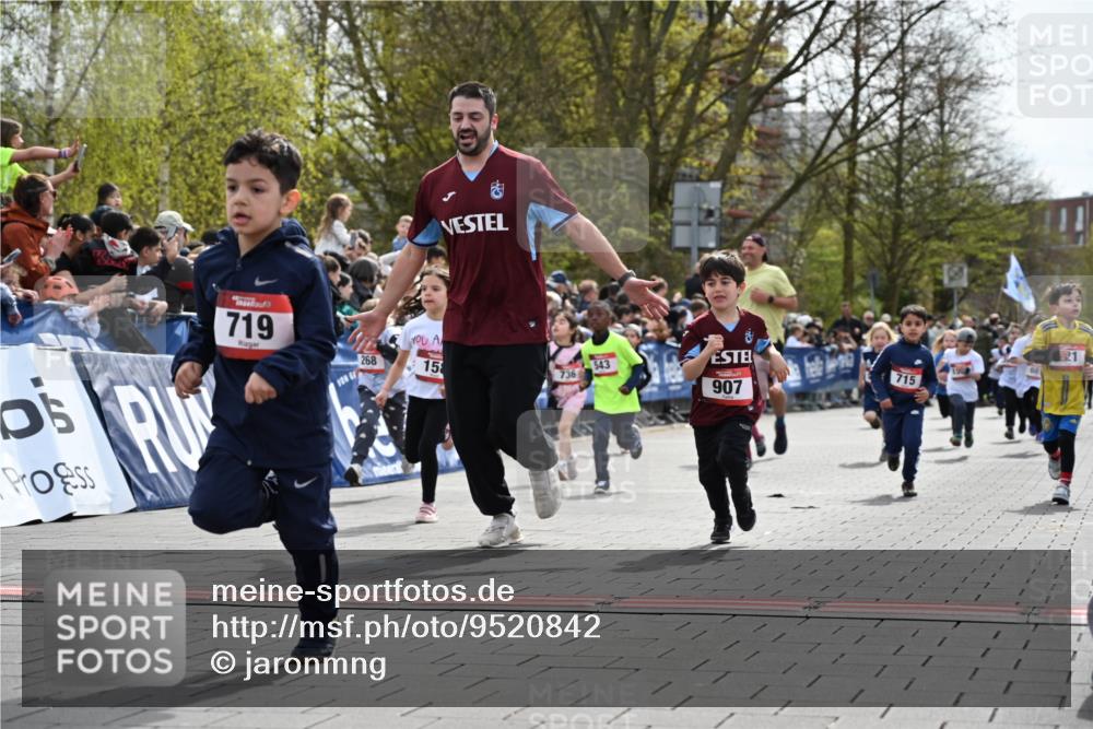 12.04.2026 - 45. Internationalen Wilhelmsburger Insellauf J. Mangold http://msf.ph/oto/9520842 12.04.2026 14:09:58 Ziel 53, 712, 1512, 1525, 551, 764, 567, 720, 719, 907, 158, 268, 543, 721, 1503, 736, 715, 6, 1504, 412, 681 meine-sportfotos.de