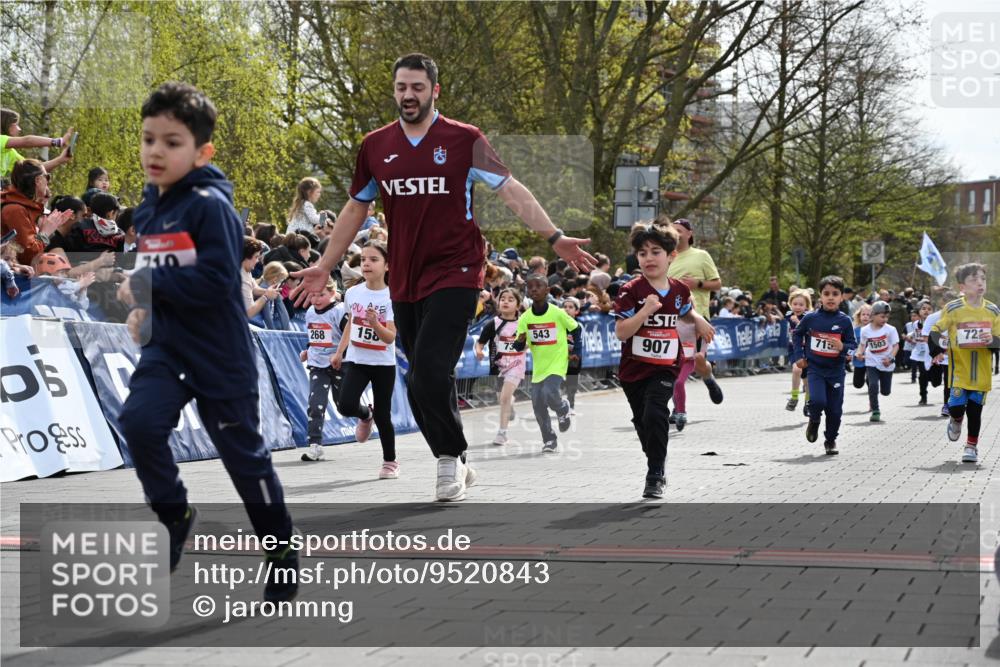 12.04.2026 - 45. Internationalen Wilhelmsburger Insellauf J. Mangold http://msf.ph/oto/9520843 12.04.2026 14:09:58 Ziel 53, 712, 1512, 1525, 551, 764, 567, 720, 719, 907, 158, 268, 543, 721, 1503, 736, 715, 6, 1504, 412, 681 meine-sportfotos.de