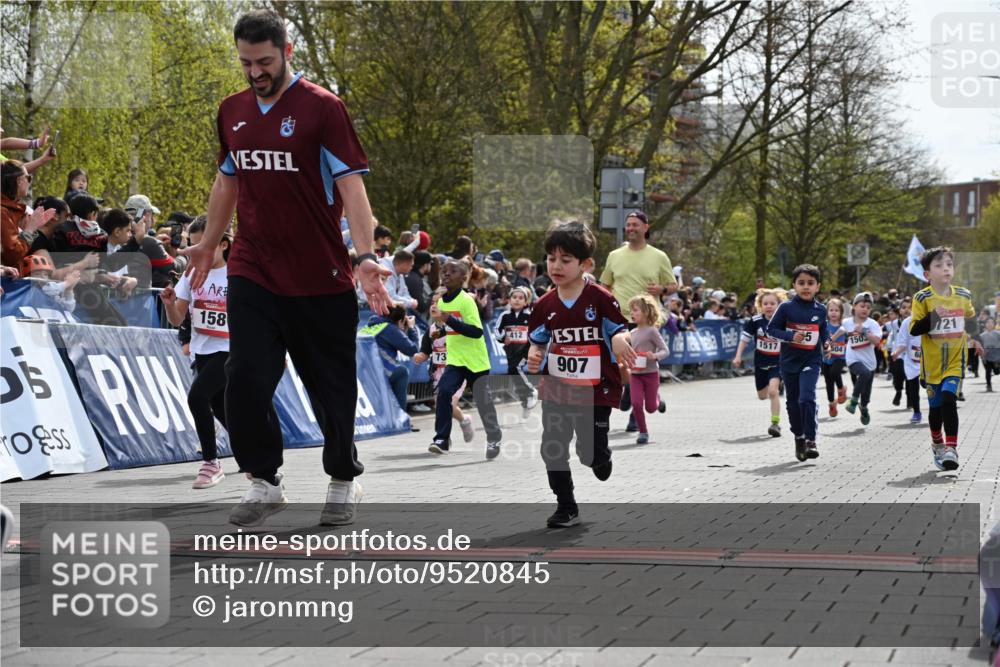 12.04.2026 - 45. Internationalen Wilhelmsburger Insellauf J. Mangold http://msf.ph/oto/9520845 12.04.2026 14:09:58 Ziel 53, 712, 1512, 1525, 551, 764, 567, 720, 719, 907, 158, 268, 543, 721, 1503, 736, 715, 6, 1504, 412, 681 meine-sportfotos.de
