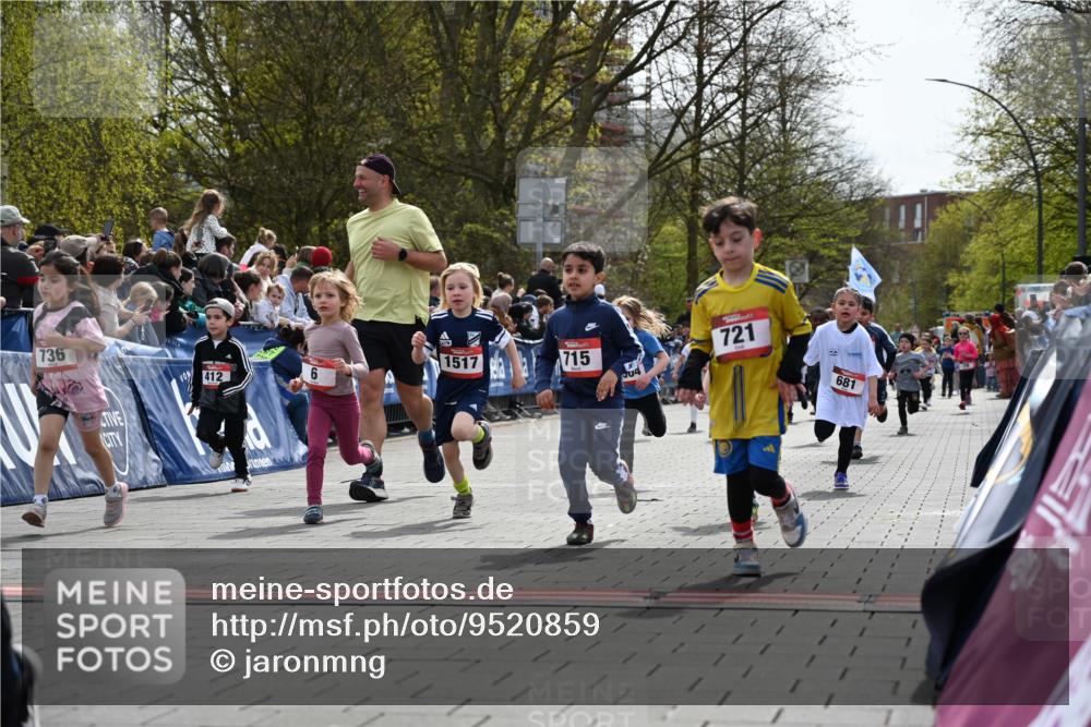 12.04.2026 - 45. Internationalen Wilhelmsburger Insellauf J. Mangold http://msf.ph/oto/9520859 12.04.2026 14:10:00 Ziel 720, 719, 907, 158, 268, 543, 721, 1503, 736, 715, 6, 1504, 412, 681, 640, 248, 441 meine-sportfotos.de