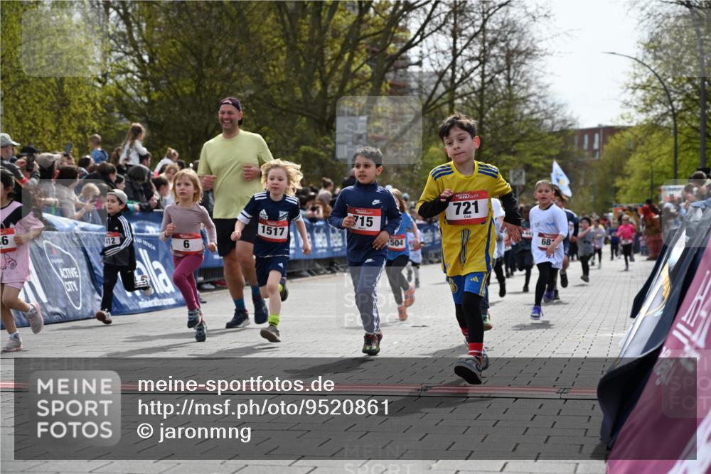 12.04.2026 - 45. Internationalen Wilhelmsburger Insellauf J. Mangold http://msf.ph/oto/9520861 12.04.2026 14:10:00 Ziel 720, 719, 907, 158, 268, 543, 721, 1503, 736, 715, 6, 1504, 412, 681, 640, 248, 441 meine-sportfotos.de
