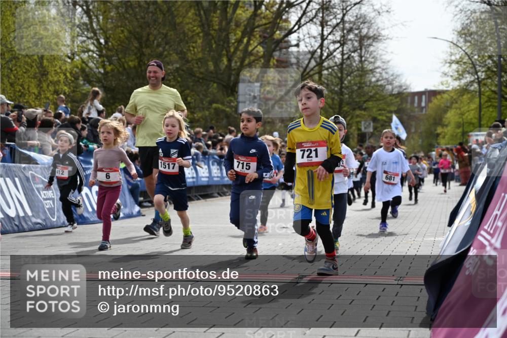 12.04.2026 - 45. Internationalen Wilhelmsburger Insellauf J. Mangold http://msf.ph/oto/9520863 12.04.2026 14:10:00 Ziel 720, 719, 907, 158, 268, 543, 721, 1503, 736, 715, 6, 1504, 412, 681, 640, 248, 441 meine-sportfotos.de