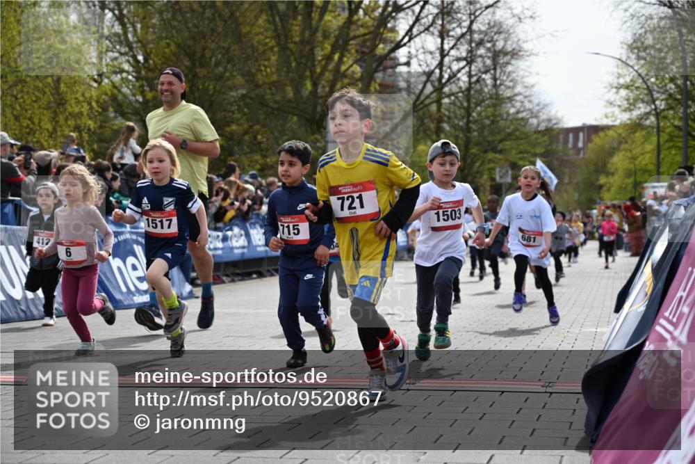 12.04.2026 - 45. Internationalen Wilhelmsburger Insellauf J. Mangold http://msf.ph/oto/9520867 12.04.2026 14:10:01 Ziel 720, 719, 907, 158, 268, 543, 721, 1503, 736, 715, 6, 1504, 412, 681, 640, 248, 441, 723, 119, 186 meine-sportfotos.de