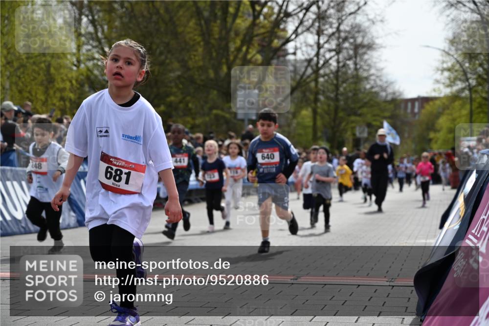 12.04.2026 - 45. Internationalen Wilhelmsburger Insellauf J. Mangold http://msf.ph/oto/9520886 12.04.2026 14:10:03 Ziel 907, 158, 268, 543, 721, 1503, 736, 715, 6, 1504, 412, 681, 640, 248, 441, 723, 119, 186, 224, 745 meine-sportfotos.de