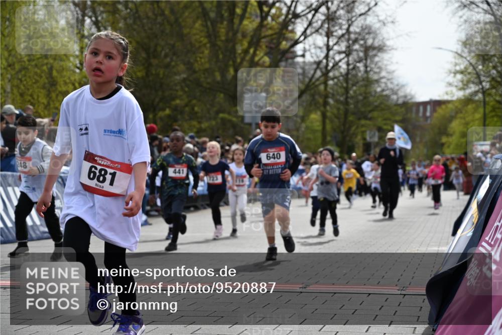 12.04.2026 - 45. Internationalen Wilhelmsburger Insellauf J. Mangold http://msf.ph/oto/9520887 12.04.2026 14:10:03 Ziel 907, 158, 268, 543, 721, 1503, 736, 715, 6, 1504, 412, 681, 640, 248, 441, 723, 119, 186, 224, 745 meine-sportfotos.de