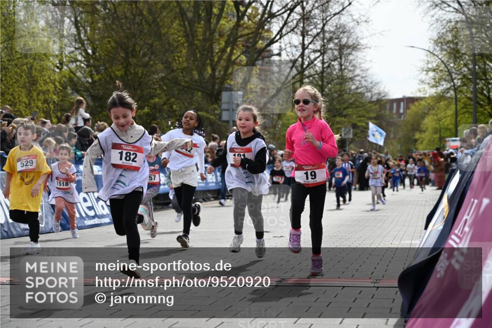 12.04.2026 - 45. Internationalen Wilhelmsburger Insellauf J. Mangold http://msf.ph/oto/9520920 12.04.2026 14:10:09 Ziel 723, 119, 186, 224, 745, 207, 920, 770, 182, 19, 913, 181, 529, 942, 157, 1518, 192 meine-sportfotos.de