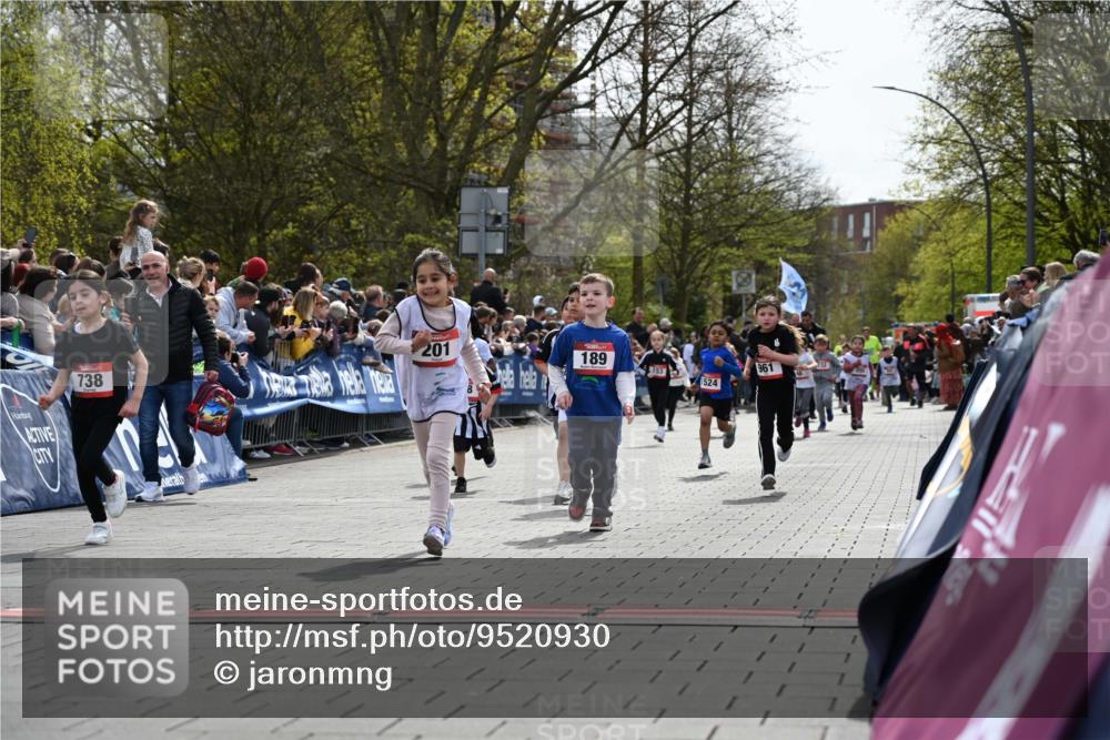 12.04.2026 - 45. Internationalen Wilhelmsburger Insellauf J. Mangold http://msf.ph/oto/9520930 12.04.2026 14:10:13 Ziel 913, 181, 529, 942, 157, 1518, 192, 946, 738, 201, 189, 269, 1524, 961, 938, 198, 932, 639 meine-sportfotos.de