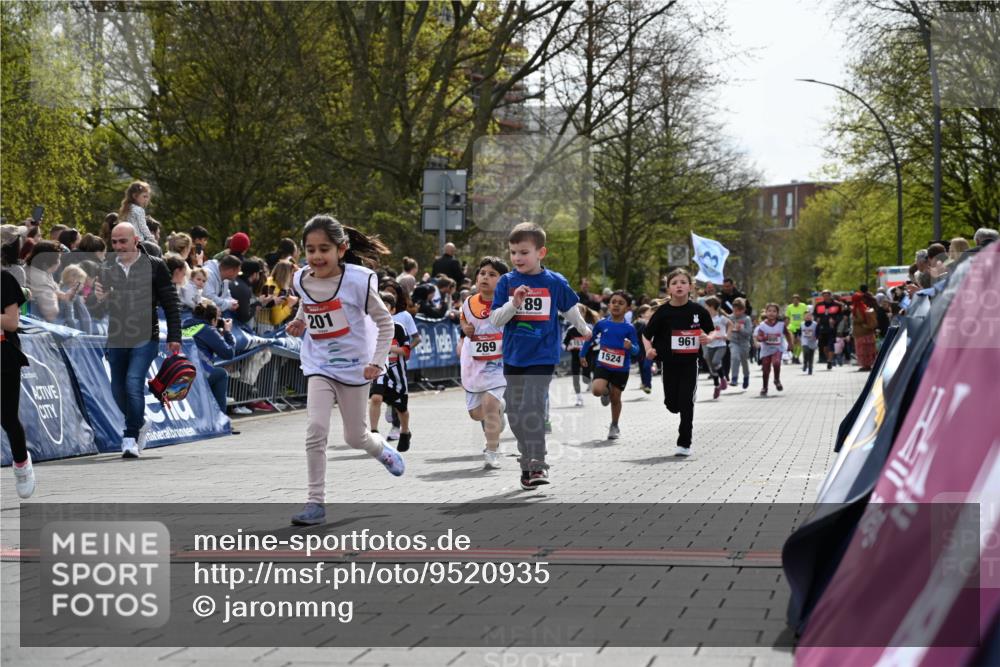 12.04.2026 - 45. Internationalen Wilhelmsburger Insellauf J. Mangold http://msf.ph/oto/9520935 12.04.2026 14:10:14 Ziel 157, 1518, 192, 946, 738, 201, 189, 269, 1524, 961, 938, 198, 932, 639 meine-sportfotos.de