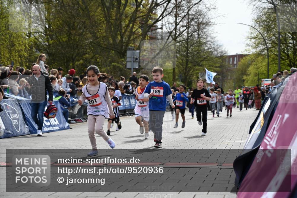 12.04.2026 - 45. Internationalen Wilhelmsburger Insellauf J. Mangold http://msf.ph/oto/9520936 12.04.2026 14:10:14 Ziel 157, 1518, 192, 946, 738, 201, 189, 269, 1524, 961, 938, 198, 932, 639 meine-sportfotos.de