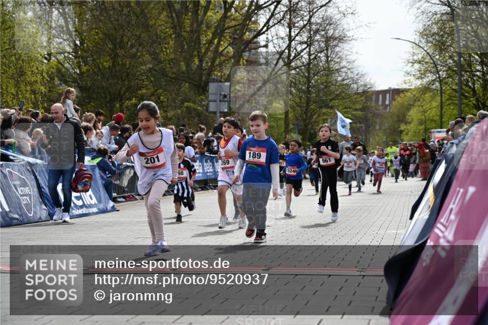 12.04.2026 - 45. Internationalen Wilhelmsburger Insellauf J. Mangold http://msf.ph/oto/9520937 12.04.2026 14:10:14 Ziel 157, 1518, 192, 946, 738, 201, 189, 269, 1524, 961, 938, 198, 932, 639 meine-sportfotos.de