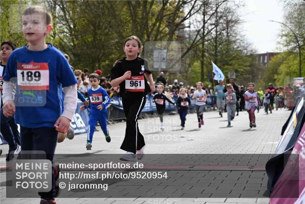 12.04.2026 - 45. Internationalen Wilhelmsburger Insellauf J. Mangold http://msf.ph/oto/9520954 12.04.2026 14:10:16 Ziel 946, 738, 201, 189, 269, 1524, 961, 938, 198, 932, 639, 205, 153, 48, 86, 132, 417 meine-sportfotos.de