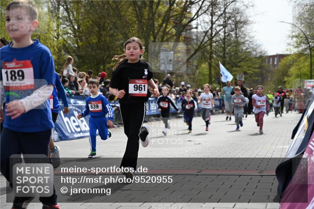 12.04.2026 - 45. Internationalen Wilhelmsburger Insellauf J. Mangold http://msf.ph/oto/9520955 12.04.2026 14:10:16 Ziel 946, 738, 201, 189, 269, 1524, 961, 938, 198, 932, 639, 205, 153, 48, 86, 132, 417 meine-sportfotos.de