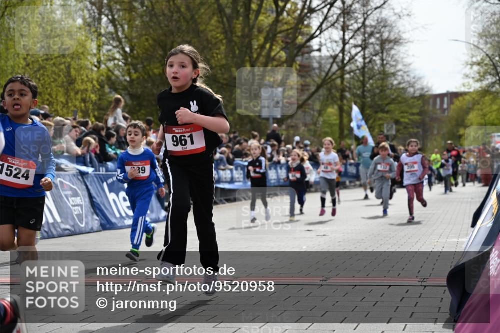 12.04.2026 - 45. Internationalen Wilhelmsburger Insellauf J. Mangold http://msf.ph/oto/9520958 12.04.2026 14:10:17 Ziel 946, 738, 201, 189, 269, 1524, 961, 938, 198, 932, 639, 205, 153, 48, 86, 132, 417 meine-sportfotos.de