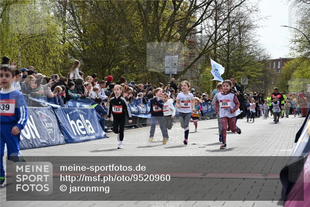 12.04.2026 - 45. Internationalen Wilhelmsburger Insellauf J. Mangold http://msf.ph/oto/9520960 12.04.2026 14:10:18 Ziel 946, 738, 201, 189, 269, 1524, 961, 938, 198, 932, 639, 205, 153, 48, 86, 132, 417 meine-sportfotos.de