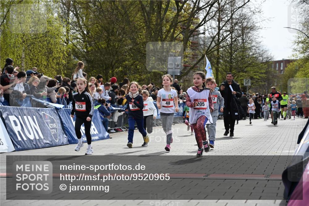 12.04.2026 - 45. Internationalen Wilhelmsburger Insellauf J. Mangold http://msf.ph/oto/9520965 12.04.2026 14:10:18 Ziel 946, 738, 201, 189, 269, 1524, 961, 938, 198, 932, 639, 205, 153, 48, 86, 132, 417 meine-sportfotos.de