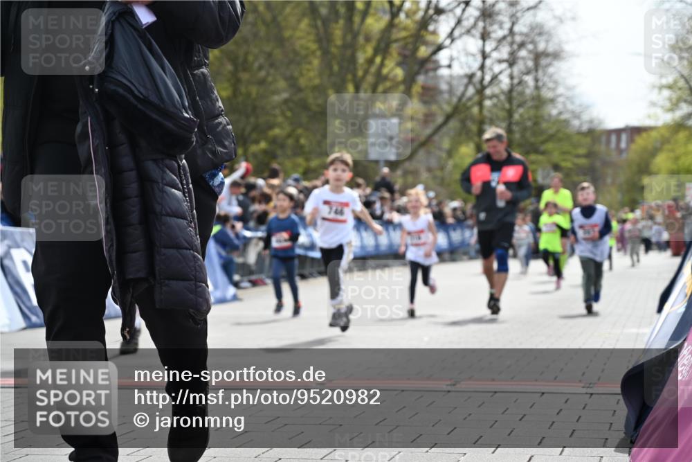 12.04.2026 - 45. Internationalen Wilhelmsburger Insellauf J. Mangold http://msf.ph/oto/9520982 12.04.2026 14:10:23 Ziel 205, 153, 48, 86, 132, 417, 60, 746, 664, 218, 203, 633 meine-sportfotos.de