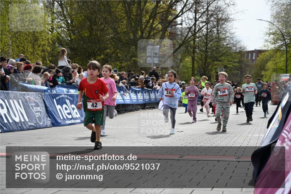 12.04.2026 - 45. Internationalen Wilhelmsburger Insellauf J. Mangold http://msf.ph/oto/9521037 12.04.2026 14:10:34 Ziel 1513, 909, 708, 615, 184, 187, 42, 706, 246, 243, 717, 724, 929, 722, 239, 704 meine-sportfotos.de
