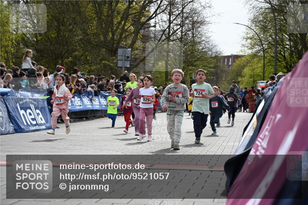 12.04.2026 - 45. Internationalen Wilhelmsburger Insellauf J. Mangold http://msf.ph/oto/9521057 12.04.2026 14:10:36 Ziel 184, 187, 42, 706, 246, 243, 717, 724, 929, 722, 239, 704, 725, 1521, 714, 726 meine-sportfotos.de