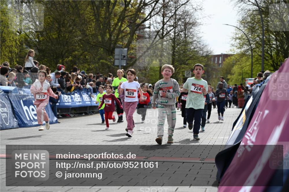 12.04.2026 - 45. Internationalen Wilhelmsburger Insellauf J. Mangold http://msf.ph/oto/9521061 12.04.2026 14:10:36 Ziel 184, 187, 42, 706, 246, 243, 717, 724, 929, 722, 239, 704, 725, 1521, 714, 726 meine-sportfotos.de