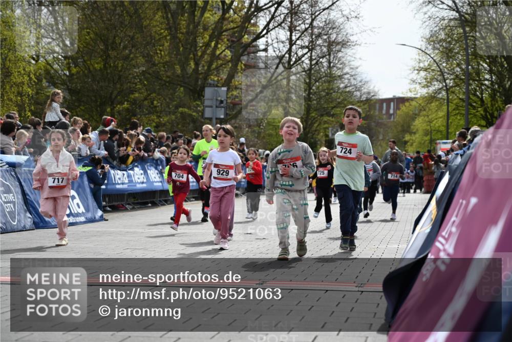 12.04.2026 - 45. Internationalen Wilhelmsburger Insellauf J. Mangold http://msf.ph/oto/9521063 12.04.2026 14:10:36 Ziel 184, 187, 42, 706, 246, 243, 717, 724, 929, 722, 239, 704, 725, 1521, 714, 726 meine-sportfotos.de