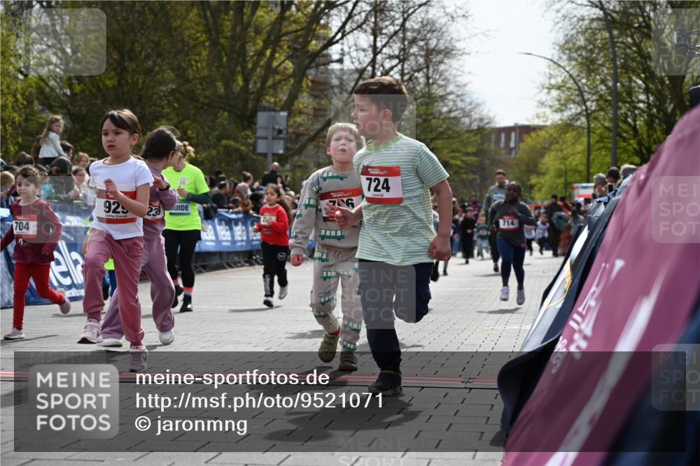 12.04.2026 - 45. Internationalen Wilhelmsburger Insellauf J. Mangold http://msf.ph/oto/9521071 12.04.2026 14:10:38 Ziel 42, 706, 246, 243, 717, 724, 929, 722, 239, 704, 725, 1521, 714, 726, 229 meine-sportfotos.de