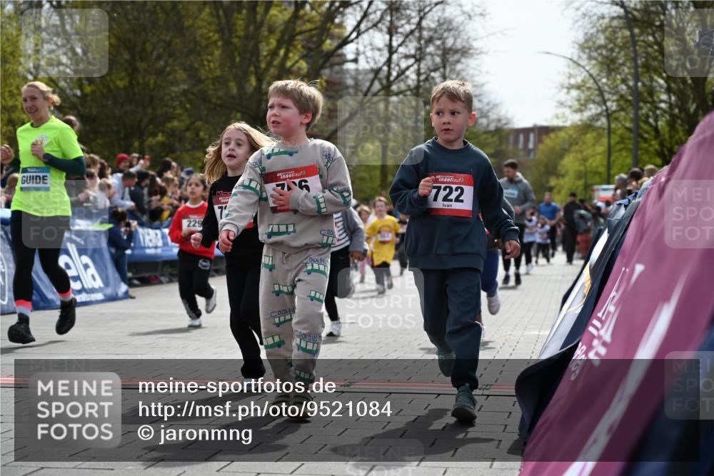 12.04.2026 - 45. Internationalen Wilhelmsburger Insellauf J. Mangold http://msf.ph/oto/9521084 12.04.2026 14:10:39 Ziel 243, 717, 724, 929, 722, 239, 704, 725, 1521, 714, 726, 229, 553, 204 meine-sportfotos.de