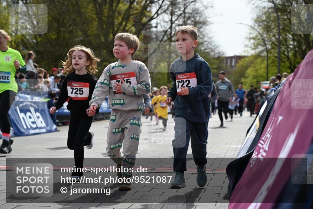 12.04.2026 - 45. Internationalen Wilhelmsburger Insellauf J. Mangold http://msf.ph/oto/9521087 12.04.2026 14:10:39 Ziel 243, 717, 724, 929, 722, 239, 704, 725, 1521, 714, 726, 229, 553, 204 meine-sportfotos.de