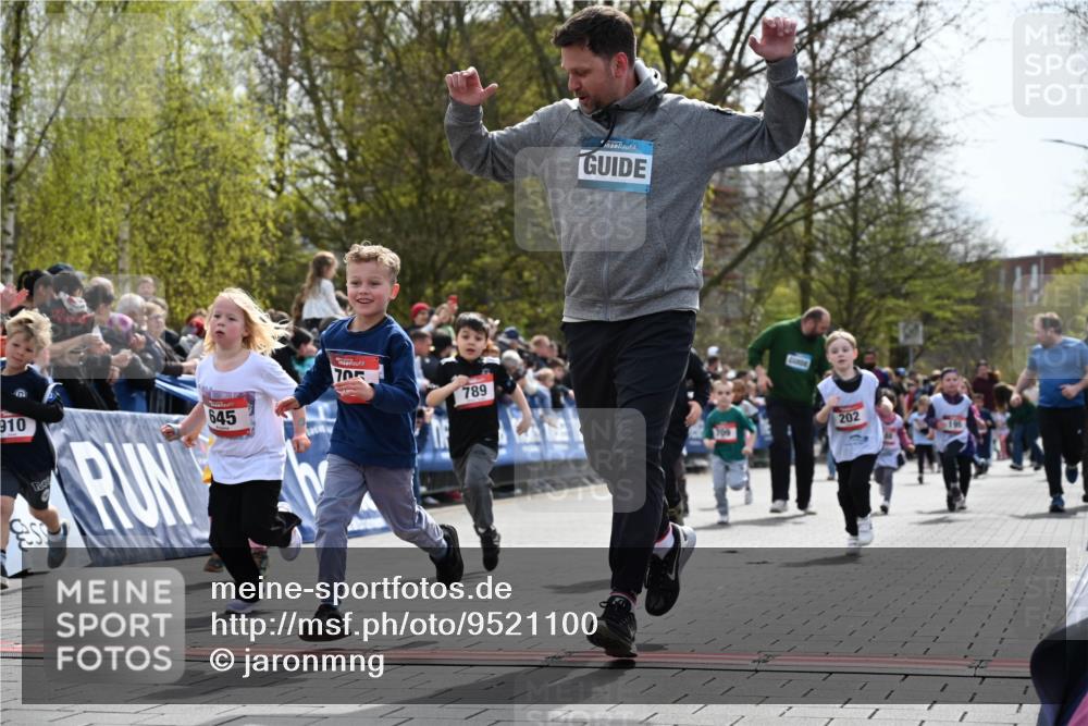 12.04.2026 - 45. Internationalen Wilhelmsburger Insellauf J. Mangold http://msf.ph/oto/9521100 12.04.2026 14:10:44 Ziel 714, 726, 229, 553, 204, 705, 645, 910, 613, 789, 202, 709, 195, 912, 188 meine-sportfotos.de