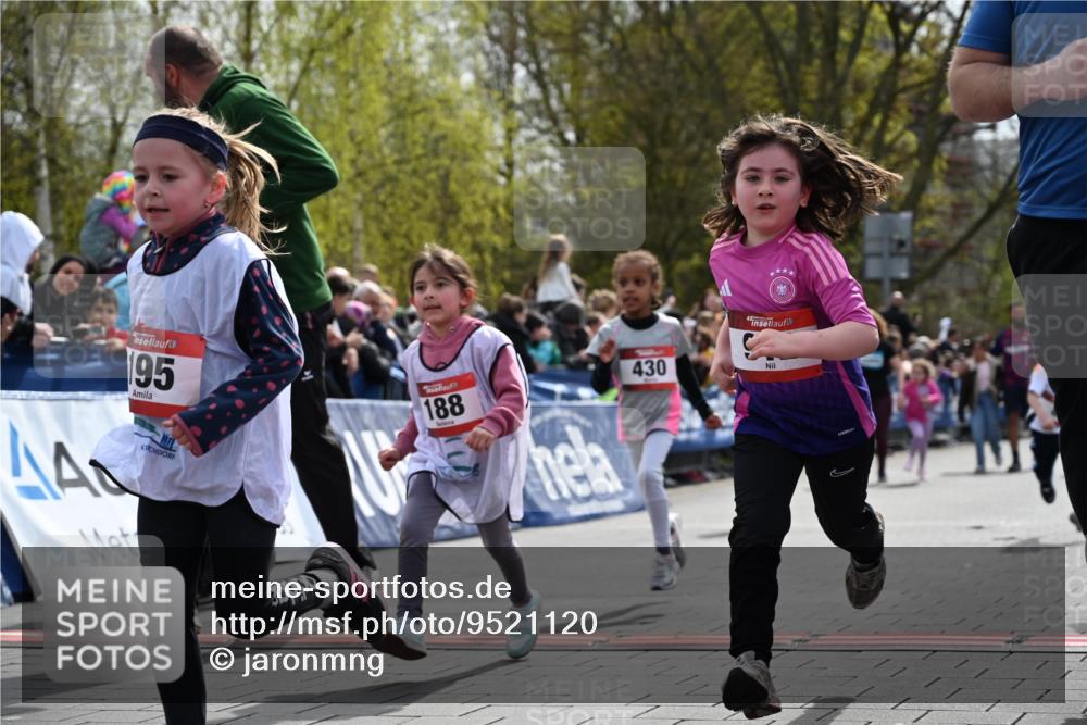 12.04.2026 - 45. Internationalen Wilhelmsburger Insellauf J. Mangold http://msf.ph/oto/9521120 12.04.2026 14:10:49 Ziel 910, 613, 789, 202, 709, 195, 912, 188, 430, 210, 701, 699, 703 meine-sportfotos.de