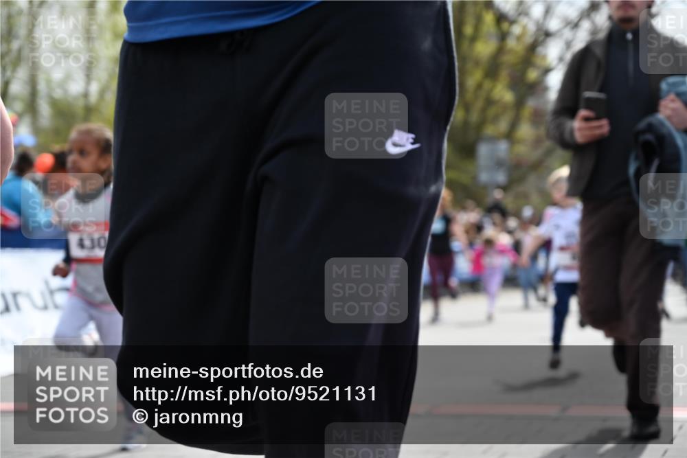 12.04.2026 - 45. Internationalen Wilhelmsburger Insellauf J. Mangold http://msf.ph/oto/9521131 12.04.2026 14:10:49 Ziel 910, 613, 789, 202, 709, 195, 912, 188, 430, 210, 701, 699, 703 meine-sportfotos.de