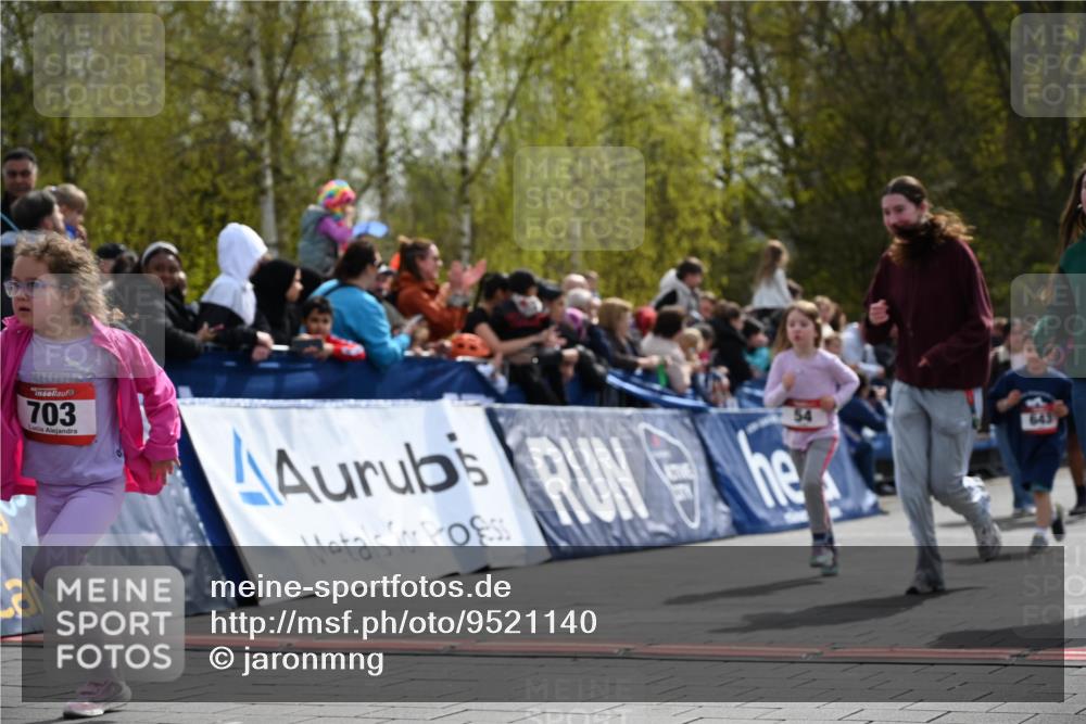 12.04.2026 - 45. Internationalen Wilhelmsburger Insellauf J. Mangold http://msf.ph/oto/9521140 12.04.2026 14:10:53 Ziel 430, 210, 701, 699, 703, 54, 147, 112, 643, 1514 meine-sportfotos.de