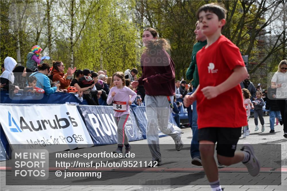 12.04.2026 - 45. Internationalen Wilhelmsburger Insellauf J. Mangold http://msf.ph/oto/9521142 12.04.2026 14:10:54 Ziel 701, 699, 703, 54, 147, 112, 643, 1514 meine-sportfotos.de