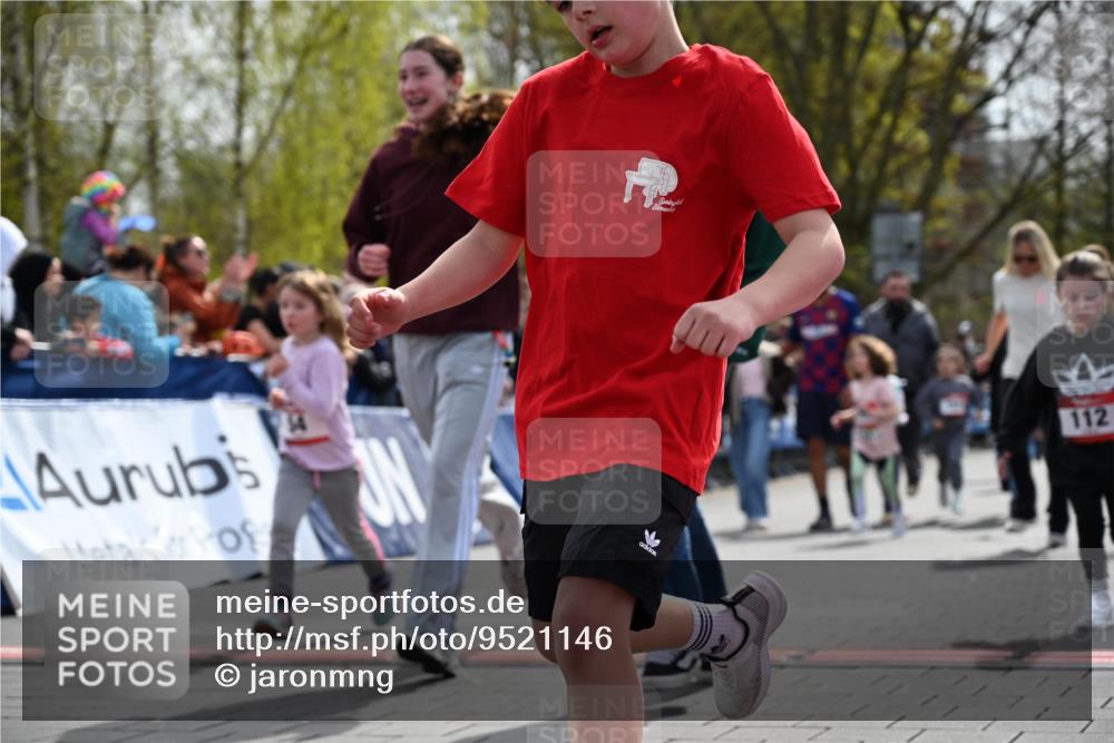 12.04.2026 - 45. Internationalen Wilhelmsburger Insellauf J. Mangold http://msf.ph/oto/9521146 12.04.2026 14:10:54 Ziel 701, 699, 703, 54, 147, 112, 643, 1514 meine-sportfotos.de