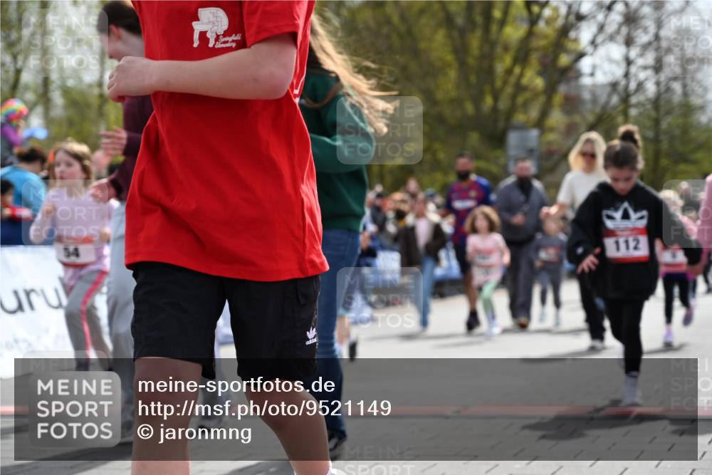 12.04.2026 - 45. Internationalen Wilhelmsburger Insellauf J. Mangold http://msf.ph/oto/9521149 12.04.2026 14:10:54 Ziel 701, 699, 703, 54, 147, 112, 643, 1514 meine-sportfotos.de