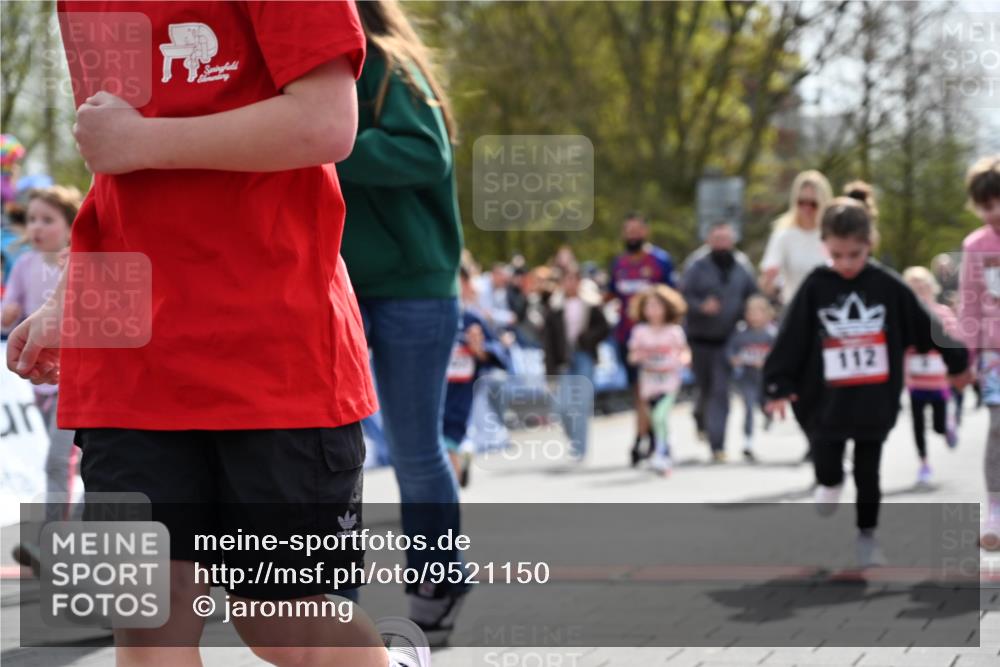 12.04.2026 - 45. Internationalen Wilhelmsburger Insellauf J. Mangold http://msf.ph/oto/9521150 12.04.2026 14:10:54 Ziel 701, 699, 703, 54, 147, 112, 643, 1514 meine-sportfotos.de