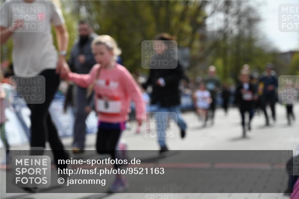 12.04.2026 - 45. Internationalen Wilhelmsburger Insellauf J. Mangold http://msf.ph/oto/9521163 12.04.2026 14:10:57 Ziel 54, 147, 112, 643, 1514, 1526, 700, 707 meine-sportfotos.de