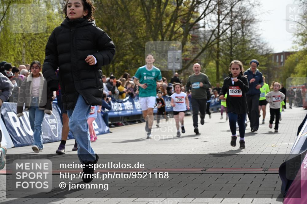 12.04.2026 - 45. Internationalen Wilhelmsburger Insellauf J. Mangold http://msf.ph/oto/9521168 12.04.2026 14:10:58 Ziel 54, 147, 112, 643, 1514, 1526, 700, 707, 727, 57, 728 meine-sportfotos.de