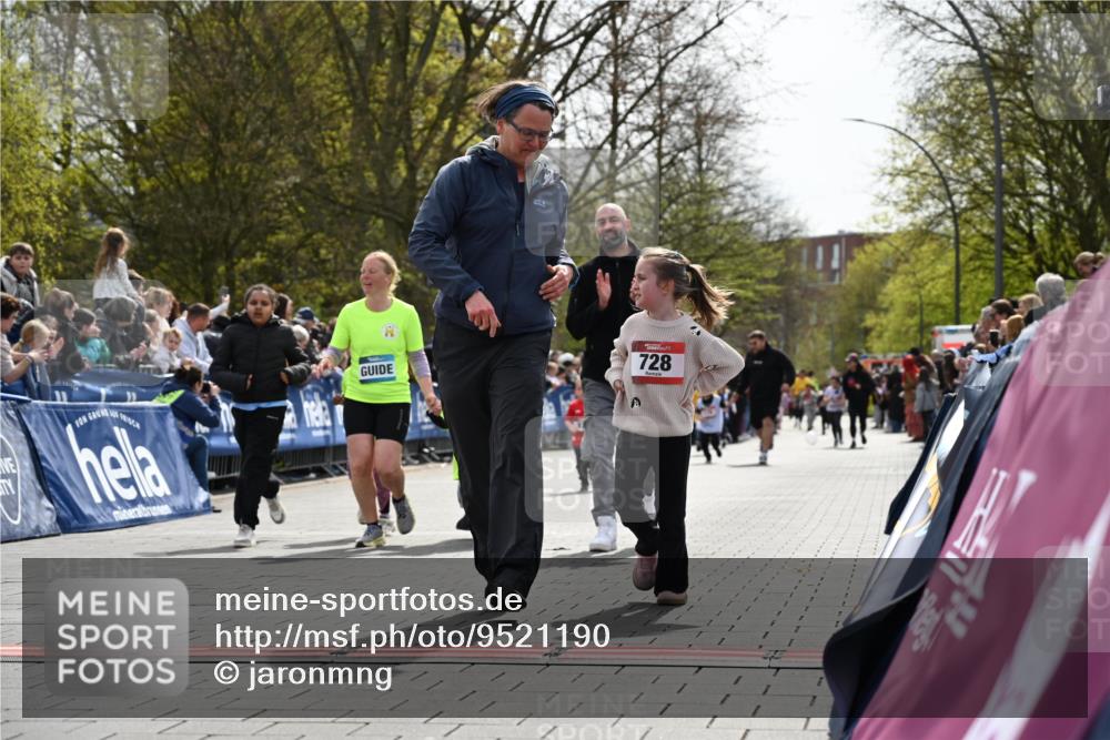 12.04.2026 - 45. Internationalen Wilhelmsburger Insellauf J. Mangold http://msf.ph/oto/9521190 12.04.2026 14:11:02 Ziel 1526, 700, 707, 727, 57, 728, 584, 568 meine-sportfotos.de