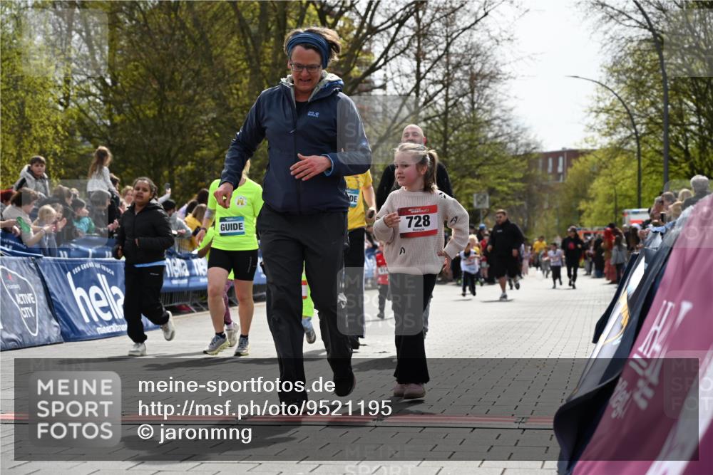12.04.2026 - 45. Internationalen Wilhelmsburger Insellauf J. Mangold http://msf.ph/oto/9521195 12.04.2026 14:11:02 Ziel 1526, 700, 707, 727, 57, 728, 584, 568 meine-sportfotos.de