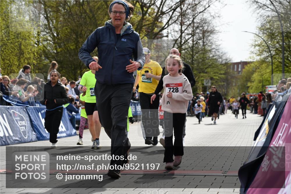 12.04.2026 - 45. Internationalen Wilhelmsburger Insellauf J. Mangold http://msf.ph/oto/9521197 12.04.2026 14:11:02 Ziel 1526, 700, 707, 727, 57, 728, 584, 568 meine-sportfotos.de