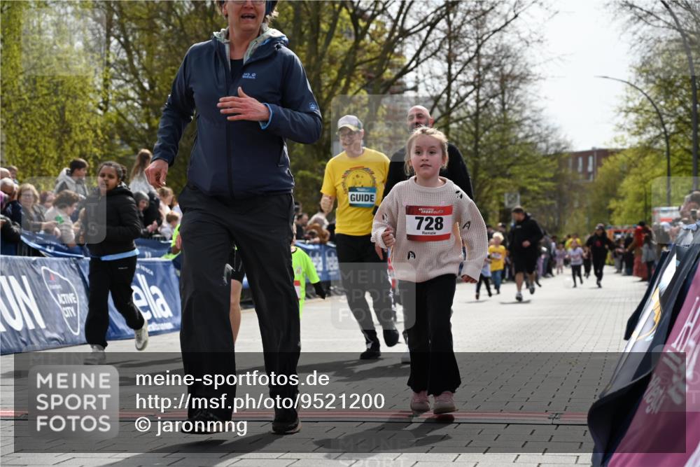 12.04.2026 - 45. Internationalen Wilhelmsburger Insellauf J. Mangold http://msf.ph/oto/9521200 12.04.2026 14:11:03 Ziel 1526, 700, 707, 727, 57, 728, 584, 568, 914 meine-sportfotos.de