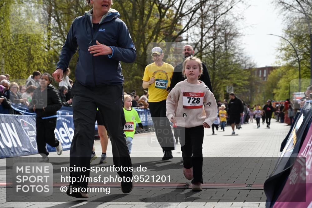 12.04.2026 - 45. Internationalen Wilhelmsburger Insellauf J. Mangold http://msf.ph/oto/9521201 12.04.2026 14:11:03 Ziel 1526, 700, 707, 727, 57, 728, 584, 568, 914 meine-sportfotos.de