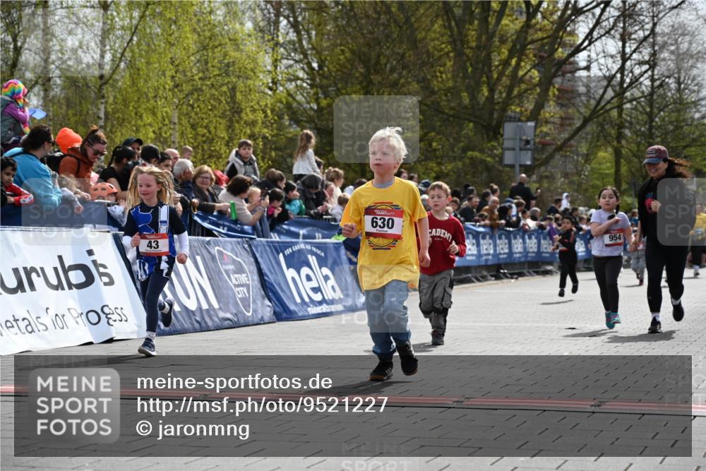12.04.2026 - 45. Internationalen Wilhelmsburger Insellauf J. Mangold http://msf.ph/oto/9521227 12.04.2026 14:11:12 Ziel 178, 630, 43, 954, 922 meine-sportfotos.de