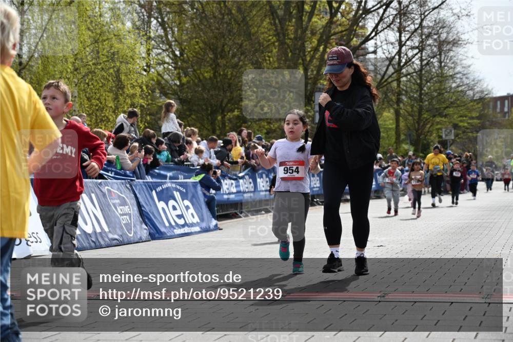 12.04.2026 - 45. Internationalen Wilhelmsburger Insellauf J. Mangold http://msf.ph/oto/9521239 12.04.2026 14:11:13 Ziel 178, 630, 43, 954, 922 meine-sportfotos.de